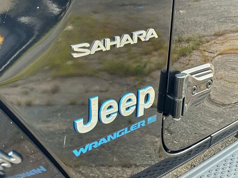 Used 2023 Jeep Wrangler Unlimited Sahara w/ Cold Weather Group AWD/4WD image 17