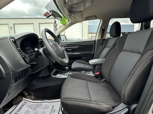 Used 2020 Mitsubishi Outlander AWD image 12