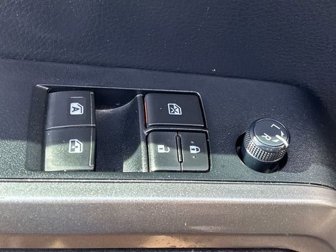 Used 2019 Toyota Tacoma SR5 w/ SR5 Appearance Package (SM) image 6