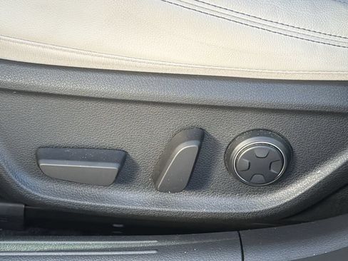 Used 2025 Genesis G70 2.5T RWD image 17