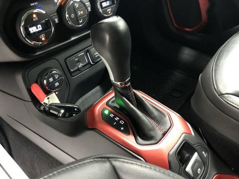Used 2017 Jeep Renegade Trailhawk w/ Premium Trailhawk Package AWD/4WD image 26