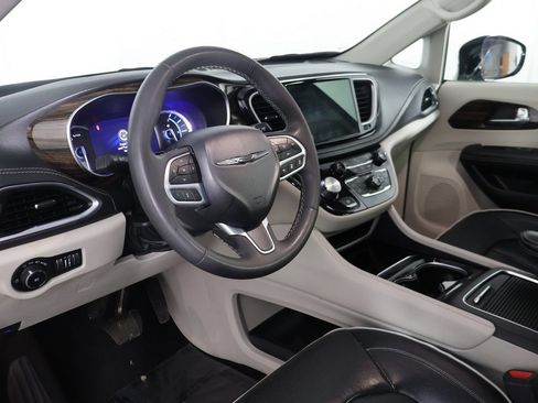 Used 2023 Chrysler Pacifica Limited FWD image 29
