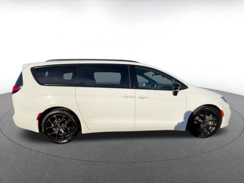 Used 2025 Chrysler Pacifica Limited image 16