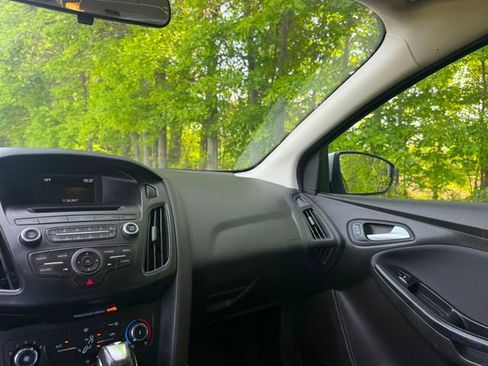 Used 2016 Ford Focus SE w/ SE Power Seat Package FWD image 10