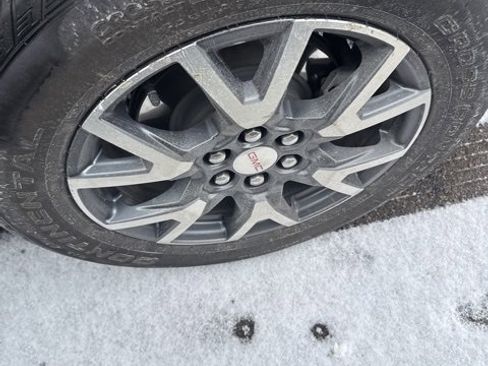 Used 2023 GMC Acadia SLT w/ LPO, Floor Liner Package image 3