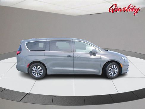 Used 2022 Chrysler Pacifica Touring-L image 2