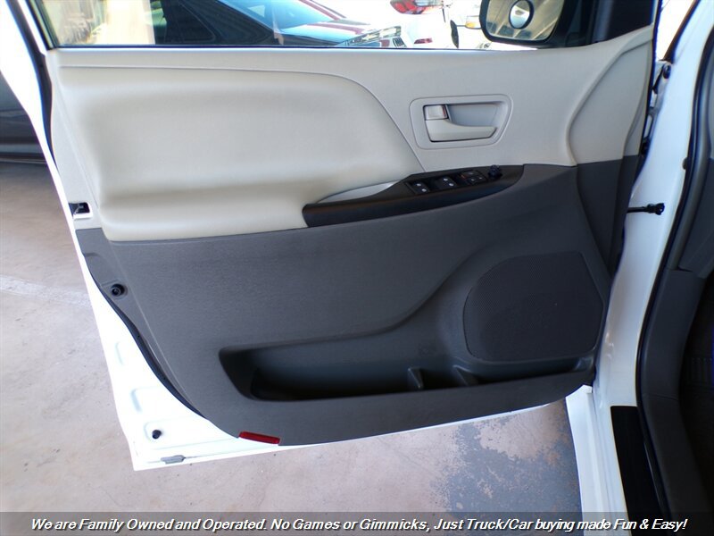 Used 2017 Toyota Sienna L FWD image 12