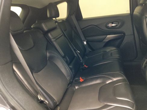 Used 2019 Jeep Cherokee Latitude Plus w/ Comfort/Convenience Group FWD image 19