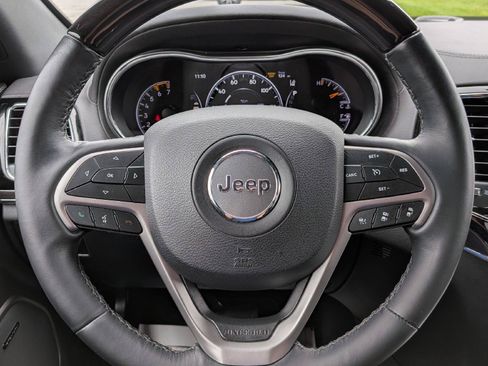 Used 2019 Jeep Grand Cherokee Overland AWD/4WD image 16