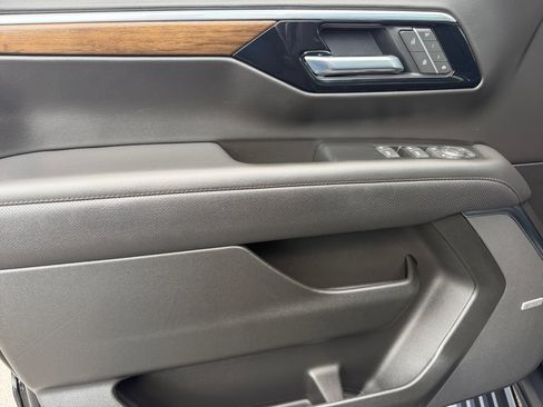 Used 2025 Chevrolet Tahoe High Country AWD/4WD image 19