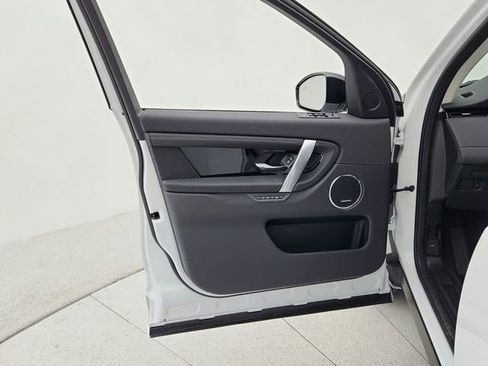 Used 2025 Land Rover Discovery Sport S image 25