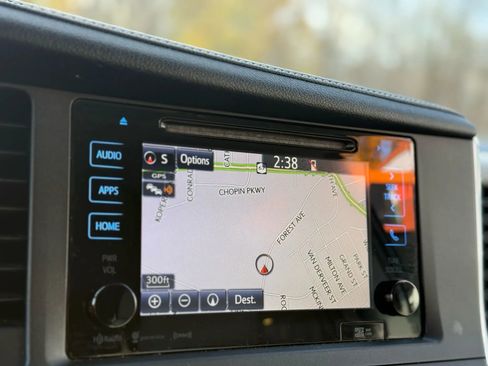 Used 2016 Toyota Sienna Limited image 11