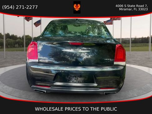 Used 2017 Chrysler 300 C RWD image 5