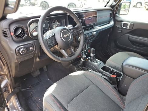 Used 2025 Jeep Wrangler Unlimited Rubicon AWD/4WD image 16