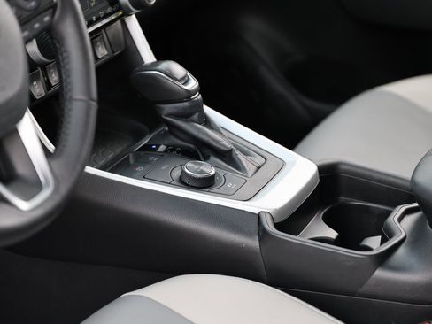 Used 2021 Toyota RAV4 XLE Premium image 16