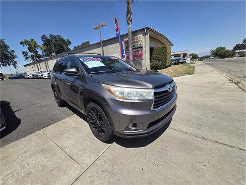 Used 2016 Toyota Highlander XLE FWD image 3