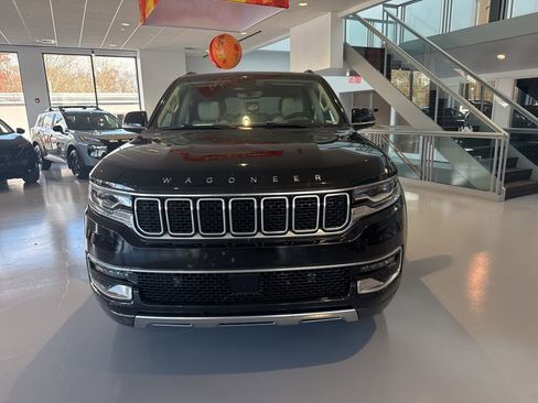 Used 2022 Jeep Wagoneer Series III w/ Premium Group I image 2