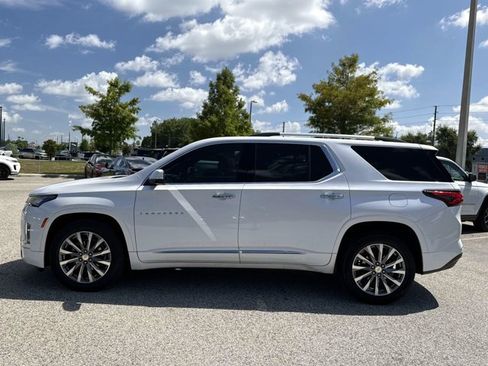 Used 2023 Chevrolet Traverse Premier FWD image 6