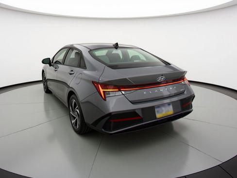 Used 2025 Hyundai Elantra Limited FWD image 6