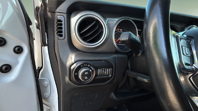 Used 2020 Jeep Gladiator Overland w/ Safety Group AWD/4WD image 22