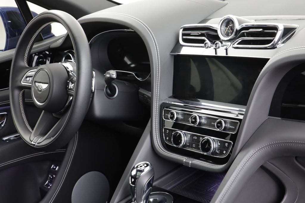 Used 2021 Bentley Bentayga AWD/4WD image 25