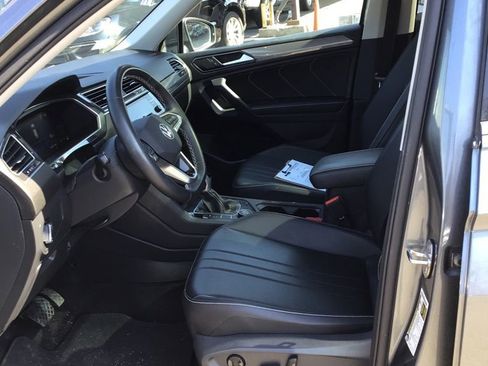 Used 2022 Volkswagen Tiguan SE w/ Panoramic Sunroof Package image 8