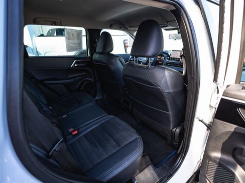 Used 2023 Mitsubishi Outlander SE image 28