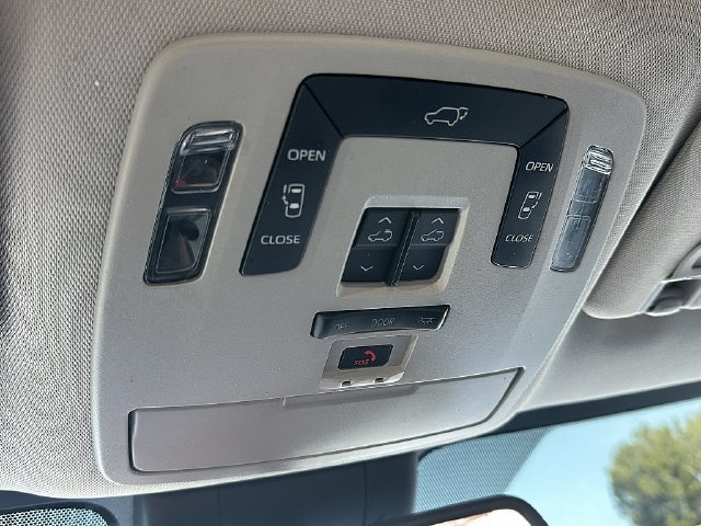 Used 2022 Toyota Sienna XLE FWD image 32