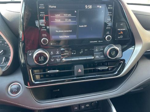 Used 2021 Toyota Highlander XLE AWD/4WD image 18