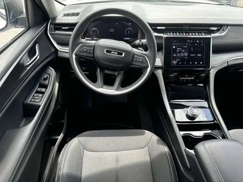 Used 2023 Jeep Grand Cherokee Laredo w/ Trailer Tow Prep Group (B) AWD/4WD image 16