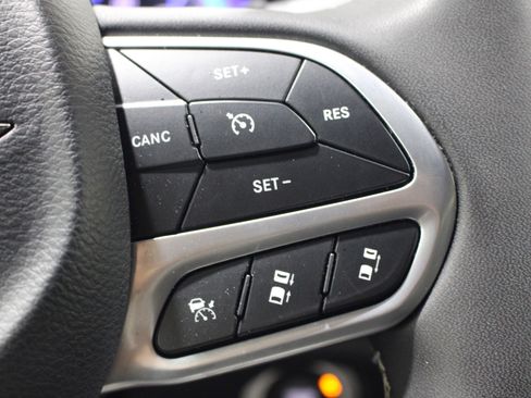 Used 2025 Chrysler Pacifica Select FWD image 12
