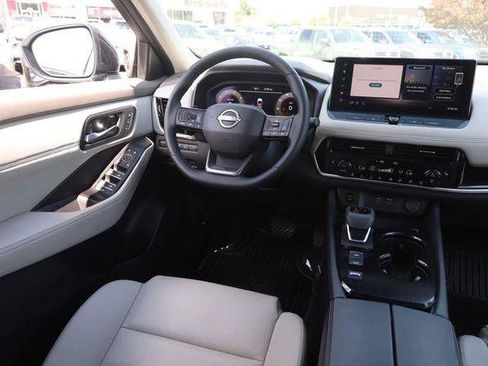 Certified 2025 Nissan Rogue SL w/ SL Premium Package FWD image 23