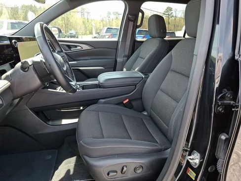 Certified 2025 Chevrolet Traverse LT FWD image 14