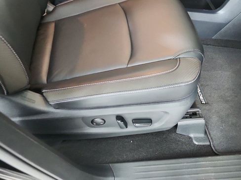 Used 2025 Nissan Pathfinder SL FWD image 28