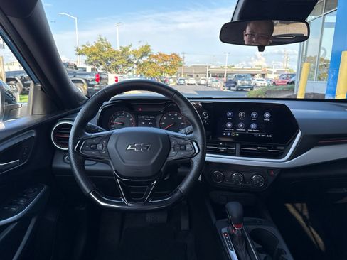 Used 2025 Chevrolet Trax RS w/ Sunroof Package FWD image 2