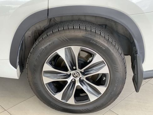 Used 2020 Toyota Highlander XLE AWD/4WD image 13