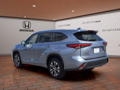 Used 2023 Toyota Highlander XLE FWD image 12