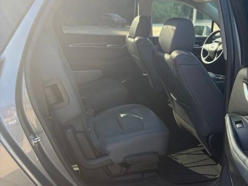 Used 2020 Buick Enclave Essence w/ Sound and Sites Package FWD image 17