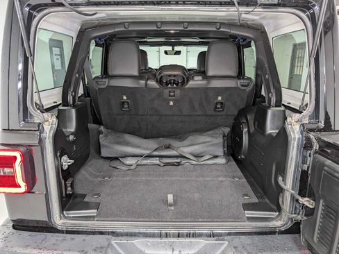 Used 2018 Jeep Wrangler Unlimited Sahara AWD/4WD image 10