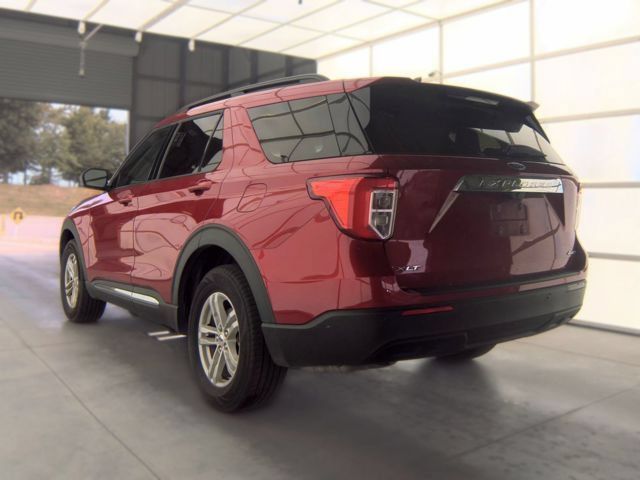 Used 2024 Ford Explorer XLT AWD/4WD image 3