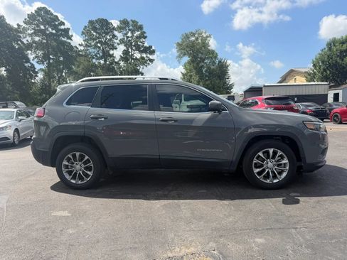 Used 2021 Jeep Cherokee Latitude Plus w/ Mopar Interior Package FWD image 5
