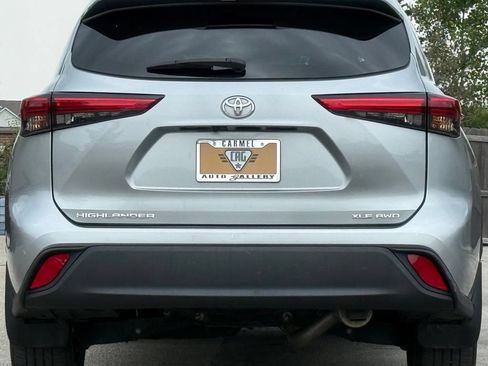 Used 2021 Toyota Highlander XLE AWD/4WD image 4
