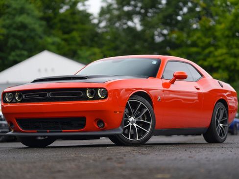 Used 2017 Dodge Challenger R/T Scat Pack RWD image 2