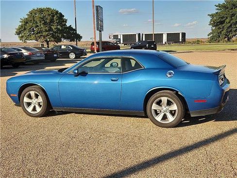 Used 2022 Dodge Challenger SXT image 2