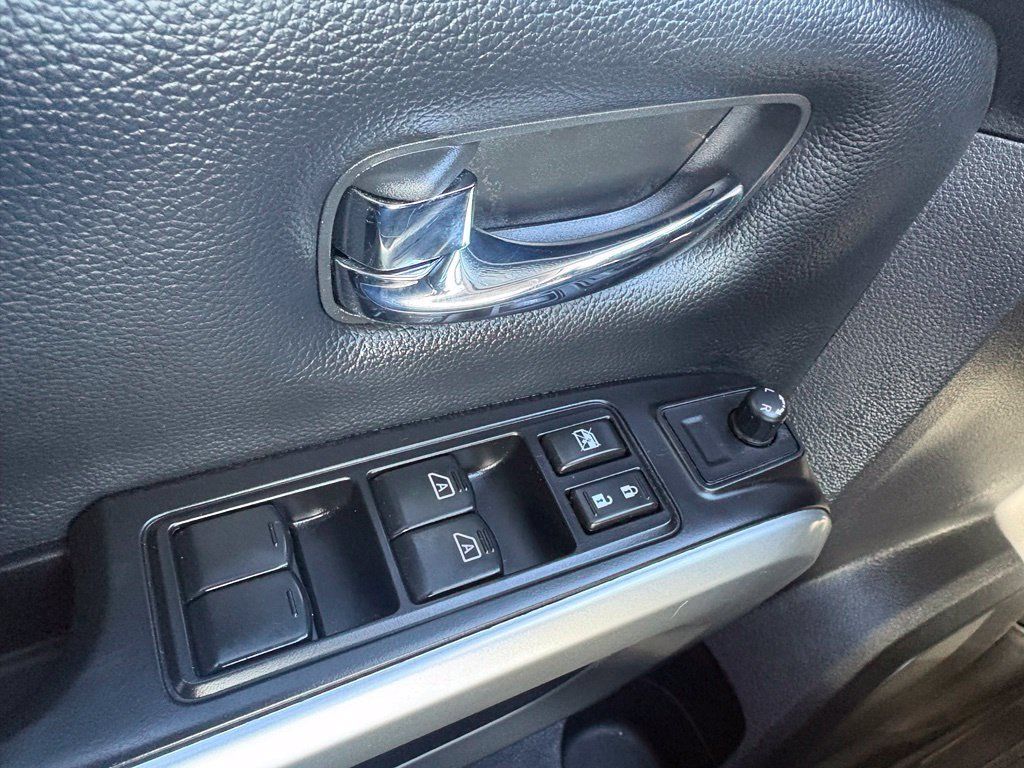 Used 2018 Nissan Titan SV w/ SV Convenience Package RWD image 16