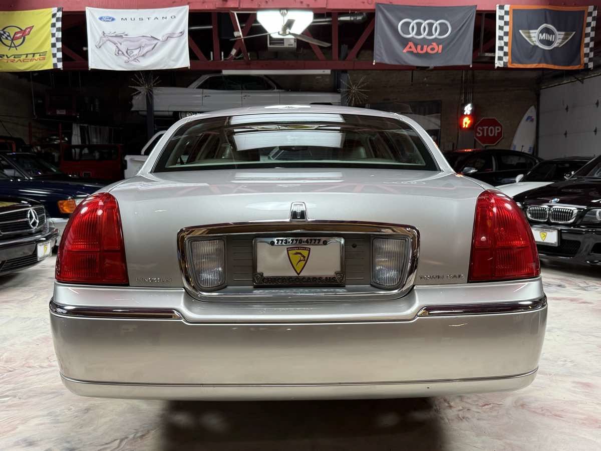 Used 2003 Lincoln Town Car Executive RWD image 5