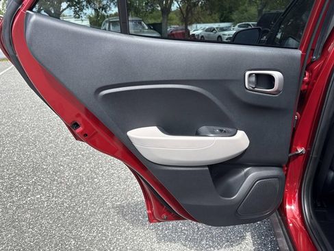 Used 2024 Hyundai Venue SEL FWD image 13