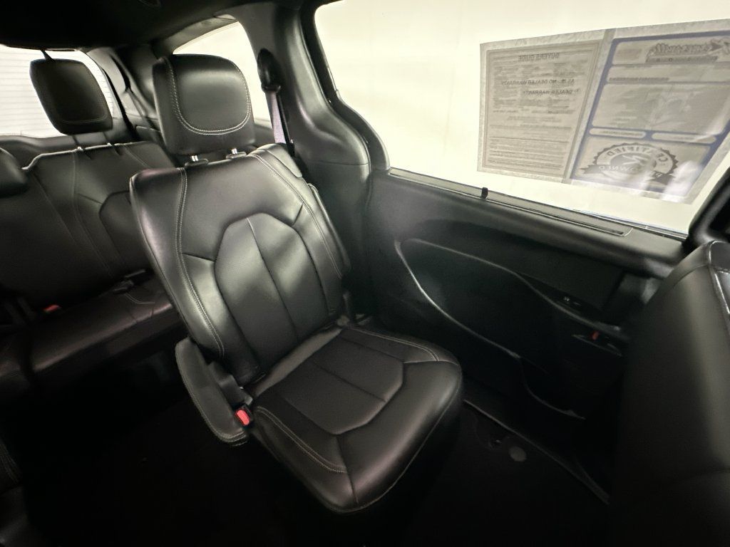 Used 2025 Chrysler Pacifica Select FWD image 14