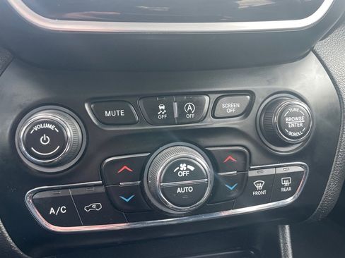 Used 2019 Jeep Cherokee Limited image 27