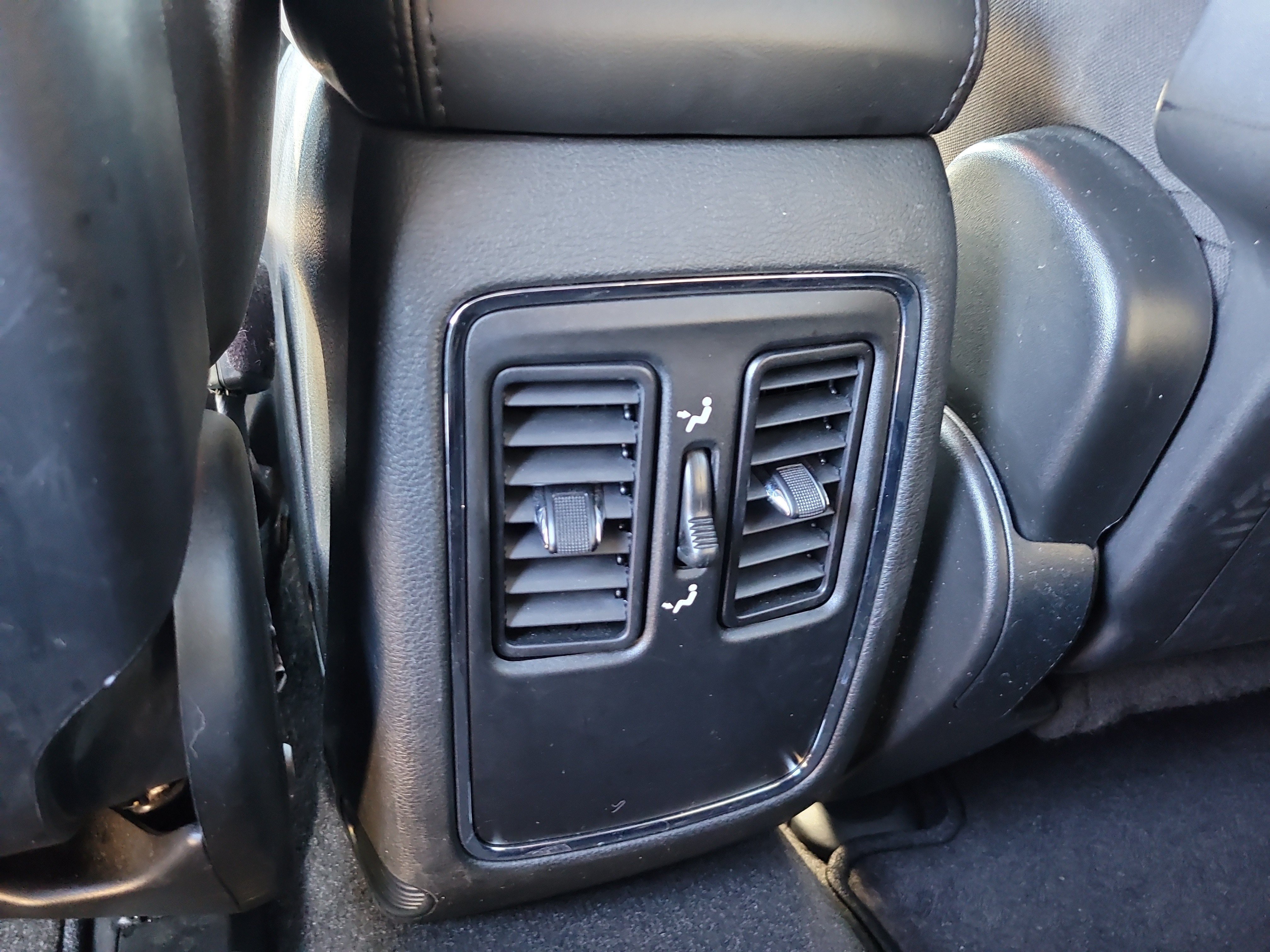 Used 2021 Jeep Grand Cherokee Laredo AWD/4WD image 13
